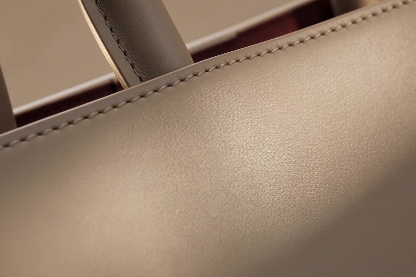 A close study of the leather grain and the fine tonal stitching along the handle.